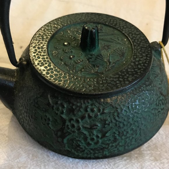 Mini Cast Iron Tetsubin ornate personal tea kettle - Picture 12 of 13